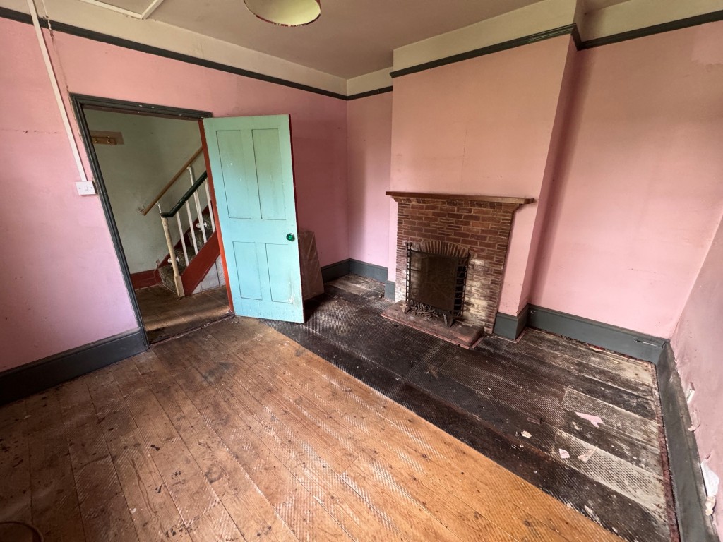 Lot: 128 - DETACHED COTTAGE FOR TOTAL REFURBISHMENT IN POPULAR VILLAGE - Dining room